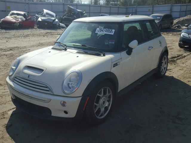 WMWRE33506TJ37445 - 2006 MINI COOPER S WHITE photo 2