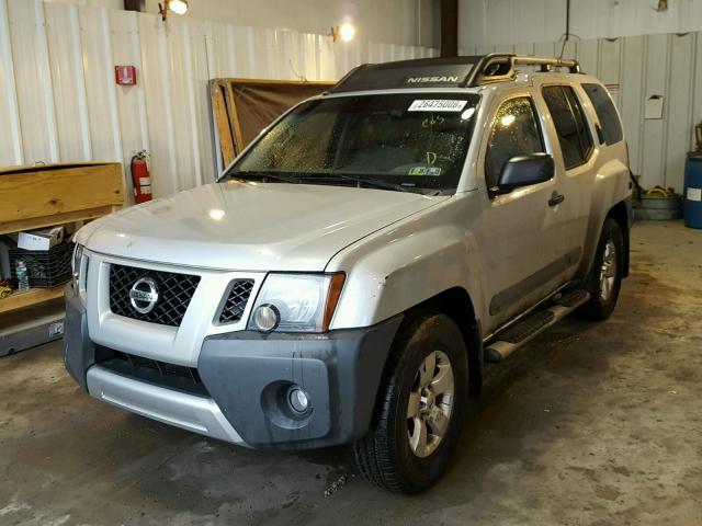 5N1AN0NW6DN819196 - 2013 NISSAN XTERRA X SILVER photo 2