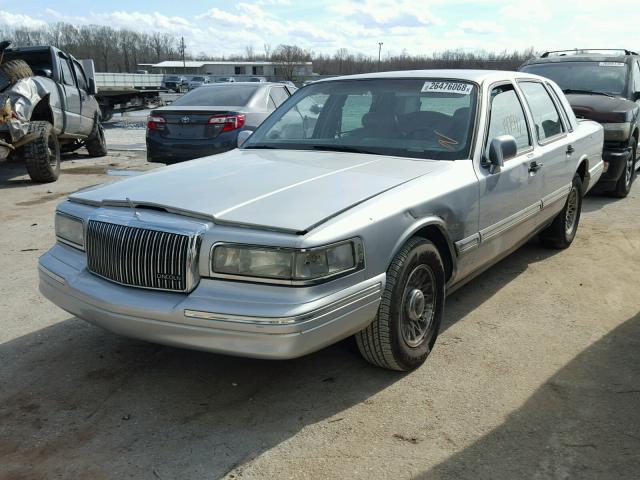 1LNLM81W7VY641749 - 1997 LINCOLN TOWN CAR E SILVER photo 2