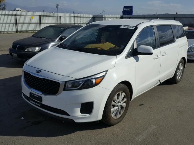 KNDMB5C10F6073257 - 2015 KIA SEDONA LX WHITE photo 2