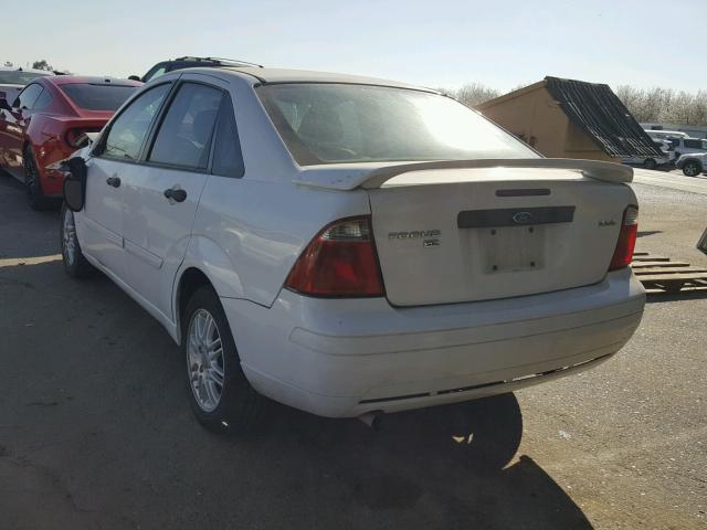 1FAFP34N45W247349 - 2005 FORD FOCUS ZX4 WHITE photo 3