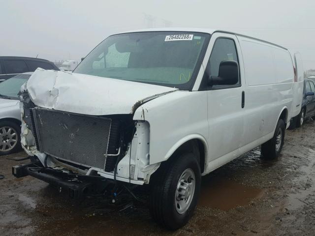 1GCWGAFF0H1162899 - 2017 CHEVROLET EXPRESS G2 WHITE photo 2