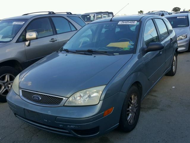 3FAFP37N85R141730 - 2005 FORD FOCUS ZX5 GRAY photo 2