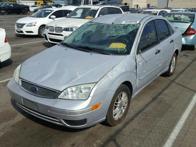 1FAFP34N75W227368 - 2005 FORD FOCUS ZX4 GRAY photo 2