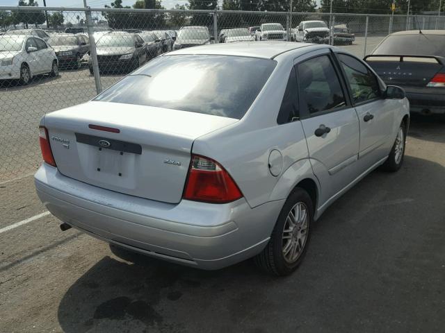 1FAFP34N75W227368 - 2005 FORD FOCUS ZX4 GRAY photo 4