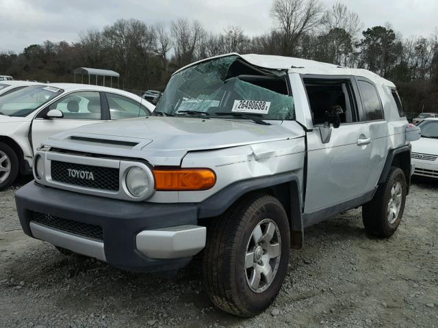 JTEZU11F770009319 - 2007 TOYOTA FJ CRUISER SILVER photo 2