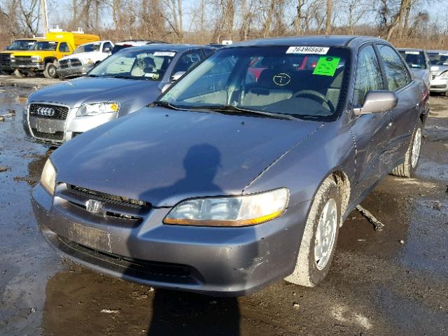 1HGCG1645YA062638 - 2000 HONDA ACCORD LX SILVER photo 2