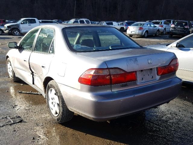 1HGCG1645YA062638 - 2000 HONDA ACCORD LX SILVER photo 3