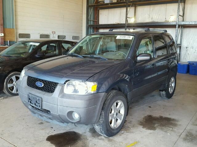 1FMYU93105DA14573 - 2005 FORD ESCAPE XLT BLUE photo 2