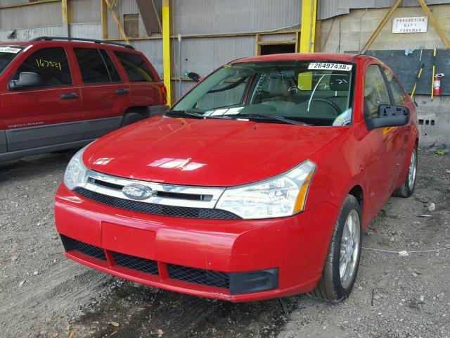 1FAHP32N68W132199 - 2008 FORD FOCUS S/SE RED photo 2