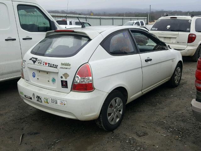 KMHCM36C88U056773 - 2008 HYUNDAI ACCENT GS WHITE photo 4