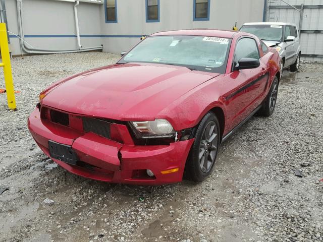 1ZVBP8AM0B5141092 - 2011 FORD MUSTANG RED photo 2