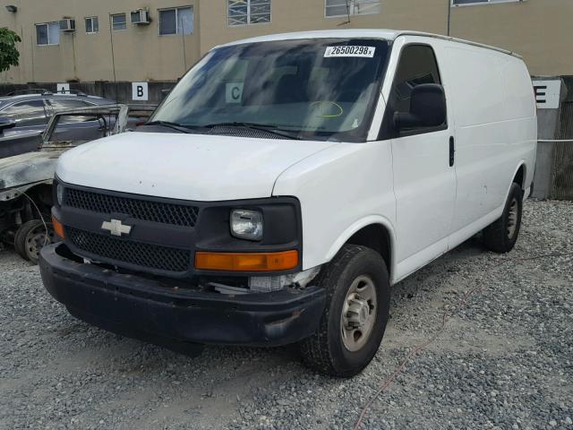 1GCGG25V571162141 - 2007 CHEVROLET EXPRESS G2 WHITE photo 2