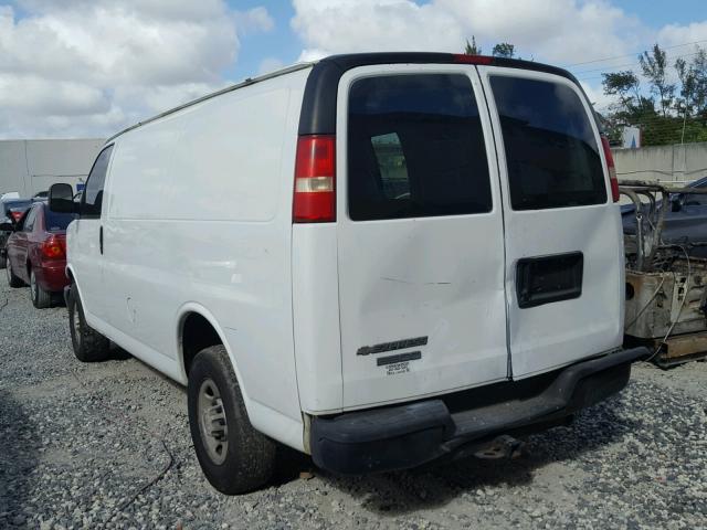 1GCGG25V571162141 - 2007 CHEVROLET EXPRESS G2 WHITE photo 3