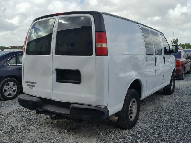 1GCGG25V571162141 - 2007 CHEVROLET EXPRESS G2 WHITE photo 4