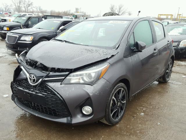 VNKKTUD35FA018273 - 2015 TOYOTA YARIS GRAY photo 2