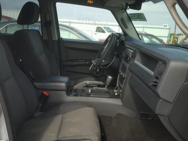 1J4RH4GKXAC113740 - 2010 JEEP COMMANDER SILVER photo 5