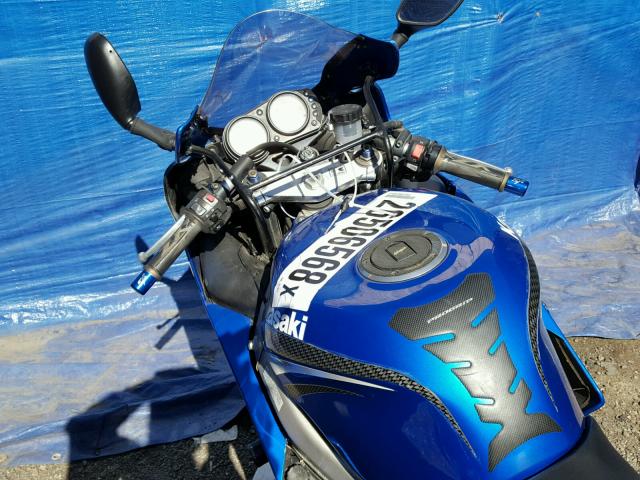 JKAZX4J131A037857 - 2001 KAWASAKI ZX600 J1 BLUE photo 5