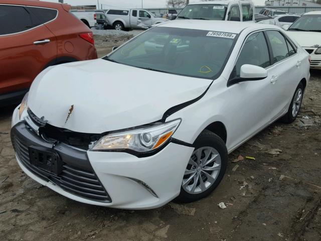 4T1BF1FK5HU781698 - 2017 TOYOTA CAMRY LE WHITE photo 2