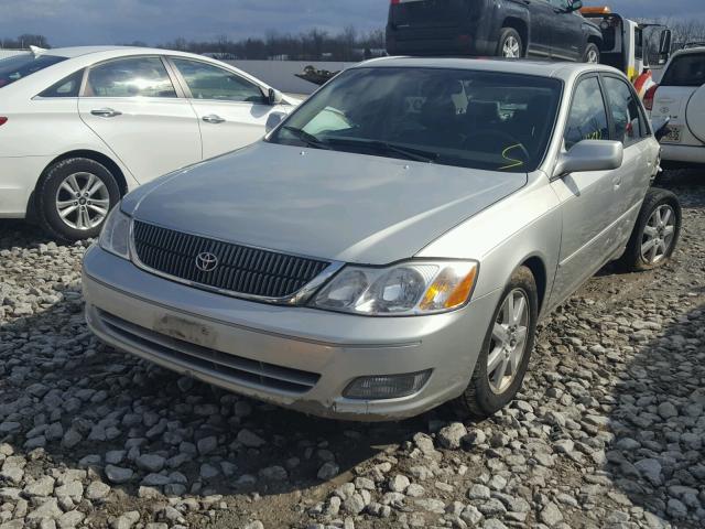 4T1BF28B2YU067188 - 2000 TOYOTA AVALON XL SILVER photo 2