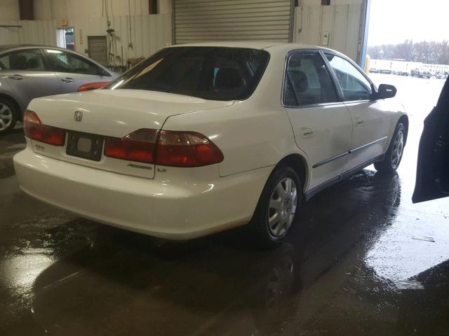 1HGCG5644YA132587 - 2000 HONDA ACCORD LX WHITE photo 4