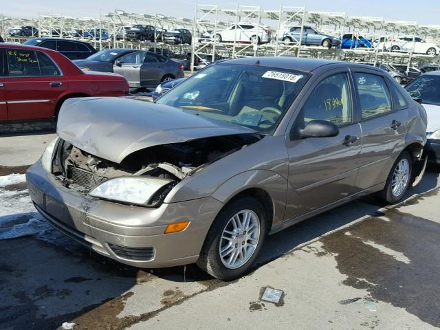 1FAFP34N45W224217 - 2005 FORD FOCUS ZX4 GOLD photo 2