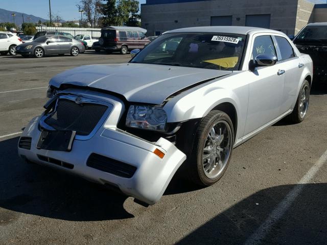 2C3KA43R37H868902 - 2007 CHRYSLER 300 SILVER photo 2