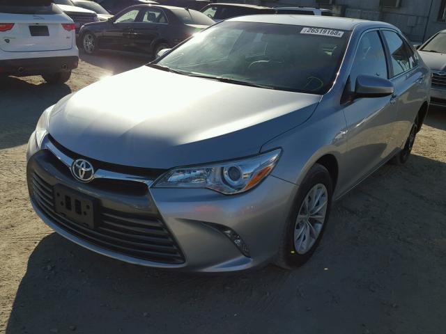 4T4BF1FK6FR457341 - 2015 TOYOTA CAMRY LE SILVER photo 2