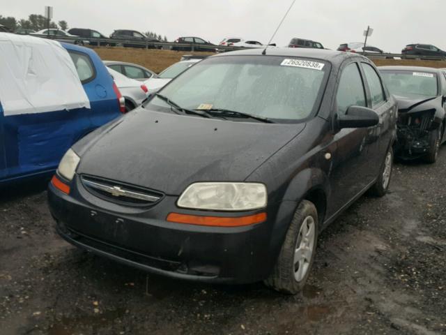 KL1TD52685B395712 - 2005 CHEVROLET AVEO BASE BLACK photo 2