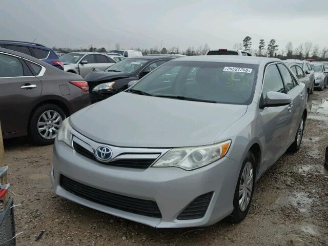 4T1BD1FK2DU067432 - 2013 TOYOTA CAMRY HYBR SILVER photo 2