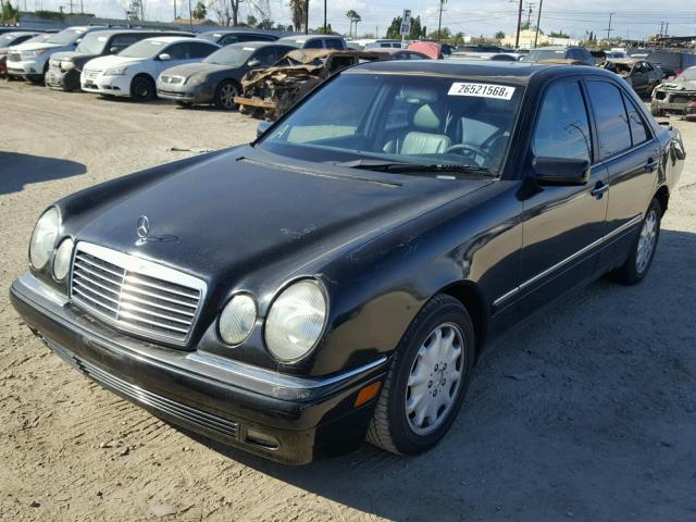 WDBJF55F2TJ015464 - 1996 MERCEDES-BENZ E 320 BLACK photo 2