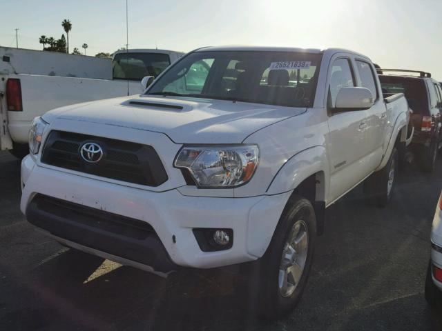 3TMLU4EN8FM171078 - 2015 TOYOTA TACOMA DOU WHITE photo 2