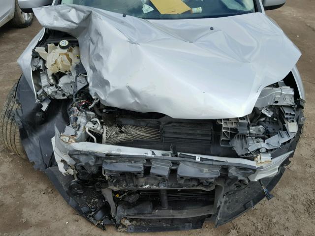 1FAHP3F28CL104687 - 2012 FORD FOCUS SE SILVER photo 7