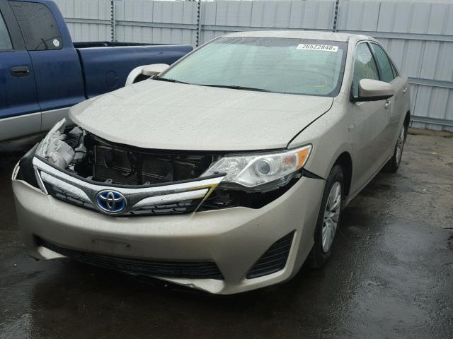 4T1BD1FK0DU071365 - 2013 TOYOTA CAMRY HYBR GOLD photo 2