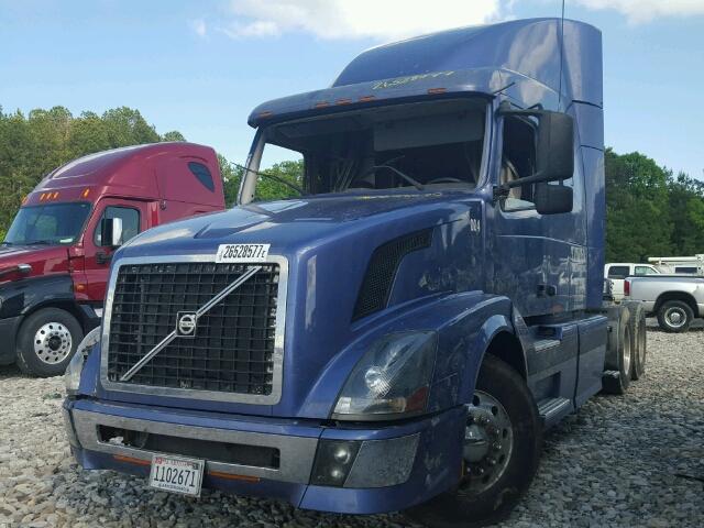 4V4NC9TJ03N348091 - 2003 VOLVO VN BLUE photo 2