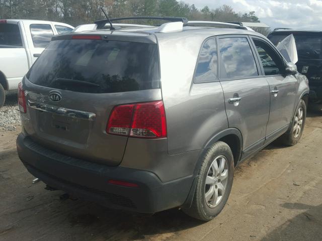 5XYKT4A28DG410651 - 2013 KIA SORENTO LX GRAY photo 4