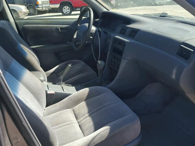 JT2BF22K7W0113902 - 1998 TOYOTA CAMRY CE GRAY photo 5