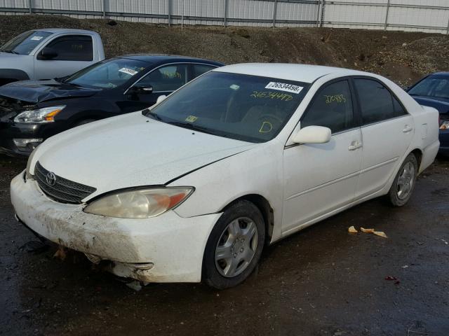 JTDBE32K020136822 - 2002 TOYOTA CAMRY LE WHITE photo 2