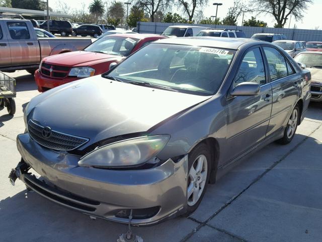 4T1BA32K14U034755 - 2004 TOYOTA CAMRY SE GRAY photo 2