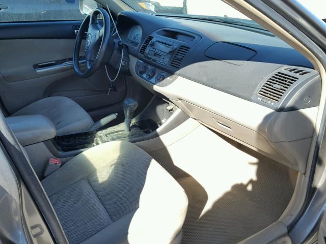 4T1BA32K14U034755 - 2004 TOYOTA CAMRY SE GRAY photo 5