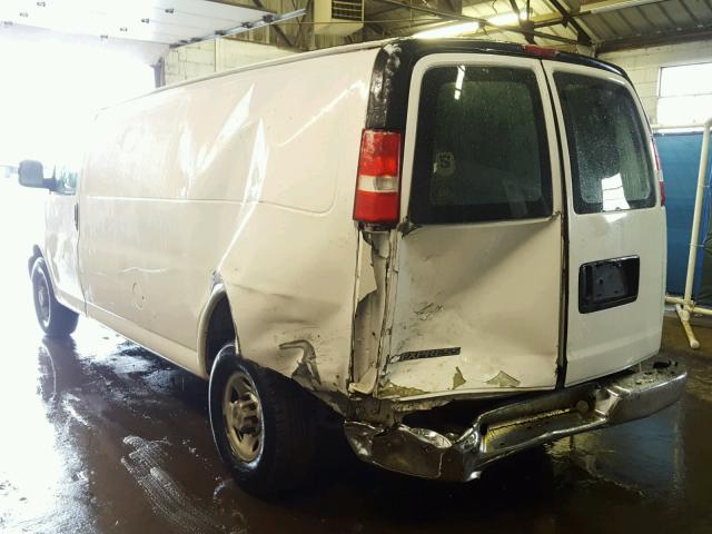 1GCGG29V571172470 - 2007 CHEVROLET EXPRESS G2 WHITE photo 3