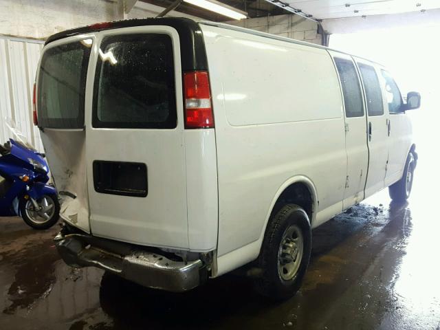 1GCGG29V571172470 - 2007 CHEVROLET EXPRESS G2 WHITE photo 4