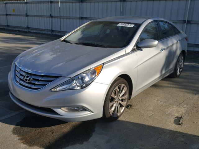 5NPEC4AC2DH608169 - 2013 HYUNDAI SONATA SE SILVER photo 2