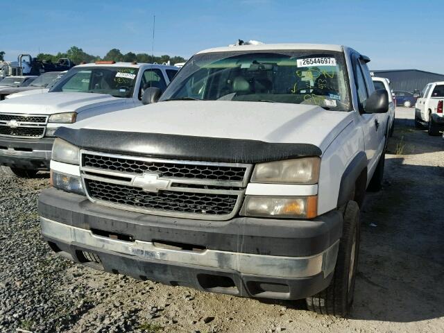 1GCHC29DX7E101667 - 2007 CHEVROLET SILVERADO WHITE photo 2