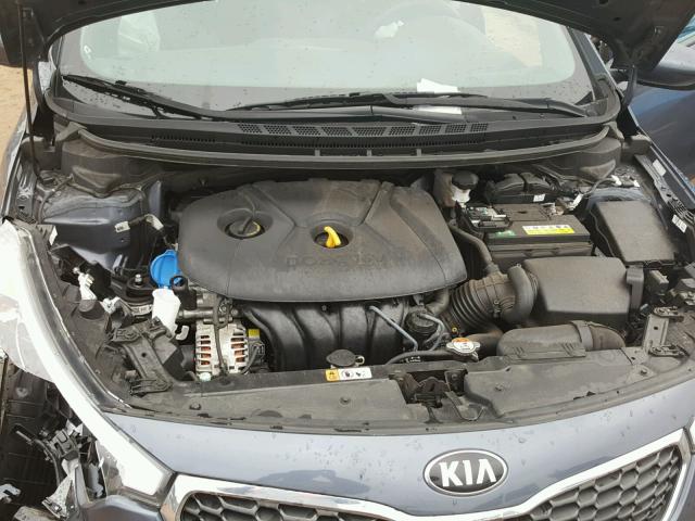 KNAFK4A6XG5565882 - 2016 KIA FORTE LX BLUE photo 7