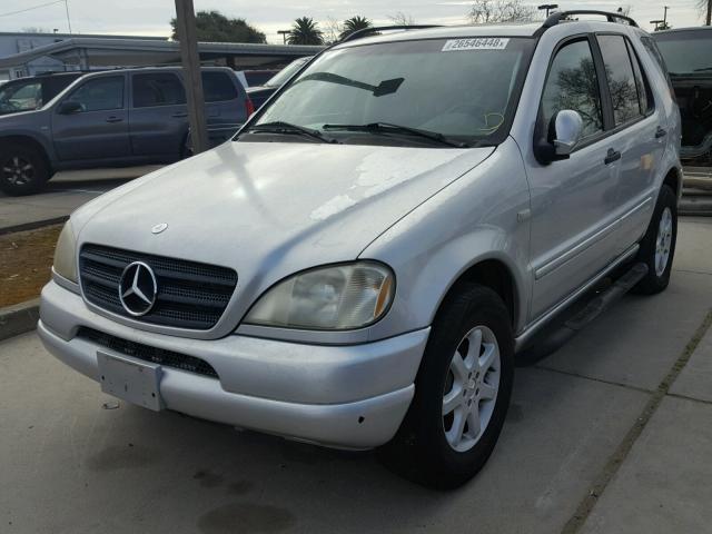 4JGAB72E3YA158964 - 2000 MERCEDES-BENZ ML 430 银色 照片 2