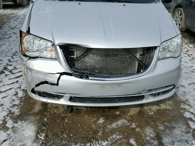 2C4RC1BG0CR423198 - 2012 CHRYSLER TOWN & COU SILVER photo 9