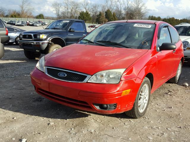 3FAFP31N85R139758 - 2005 FORD FOCUS ZX3 RED photo 2