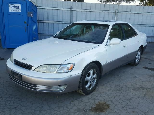 JT8BF28G2X0219846 - 1999 LEXUS ES 300 WHITE photo 2