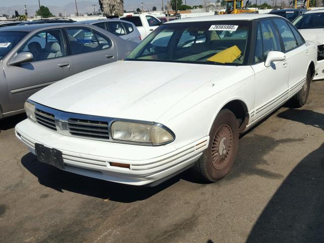 1G3HC52K1W4819932 - 1998 OLDSMOBILE REGENCY WHITE photo 2